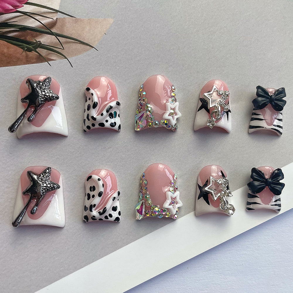 Retro polka dot style manicure, playful and smart, classic return