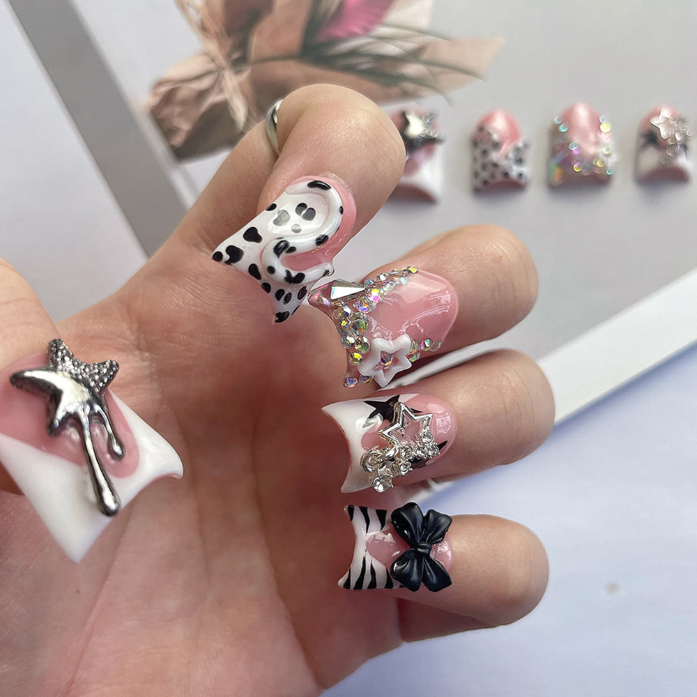 Retro polka dot style manicure, playful and smart, classic return
