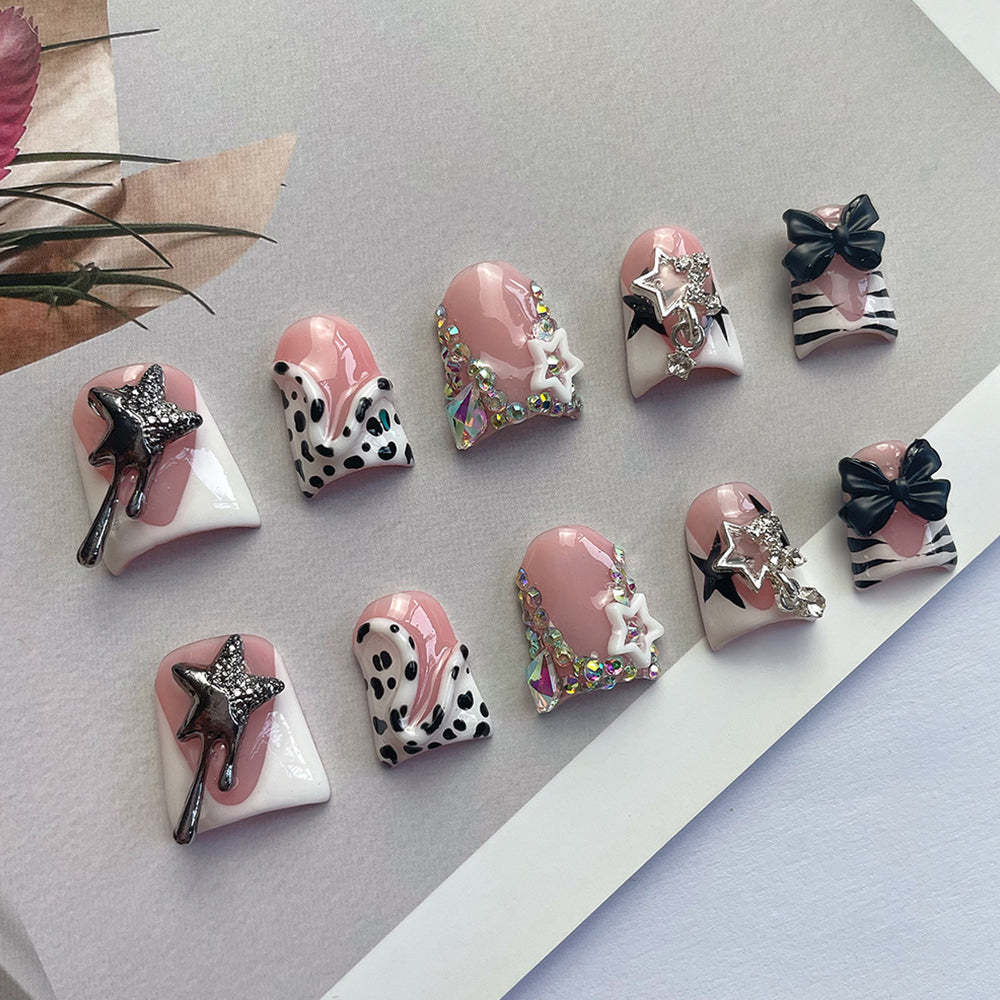 Retro polka dot style manicure, playful and smart, classic return