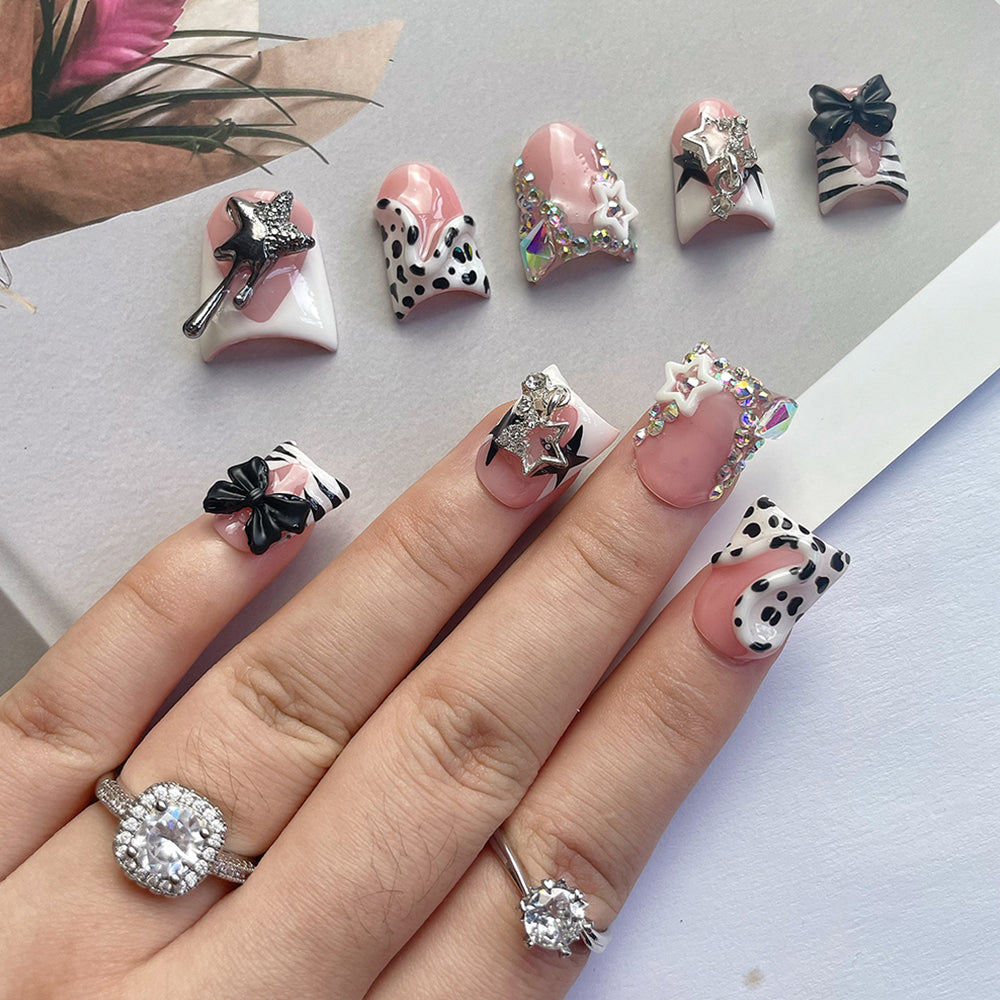 Retro polka dot style manicure, playful and smart, classic return