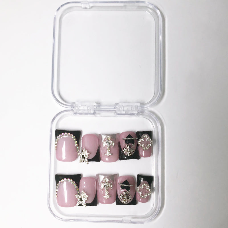Eye-catching must-have! Purple and black contrast nail art, paired with exquisite silver accessories