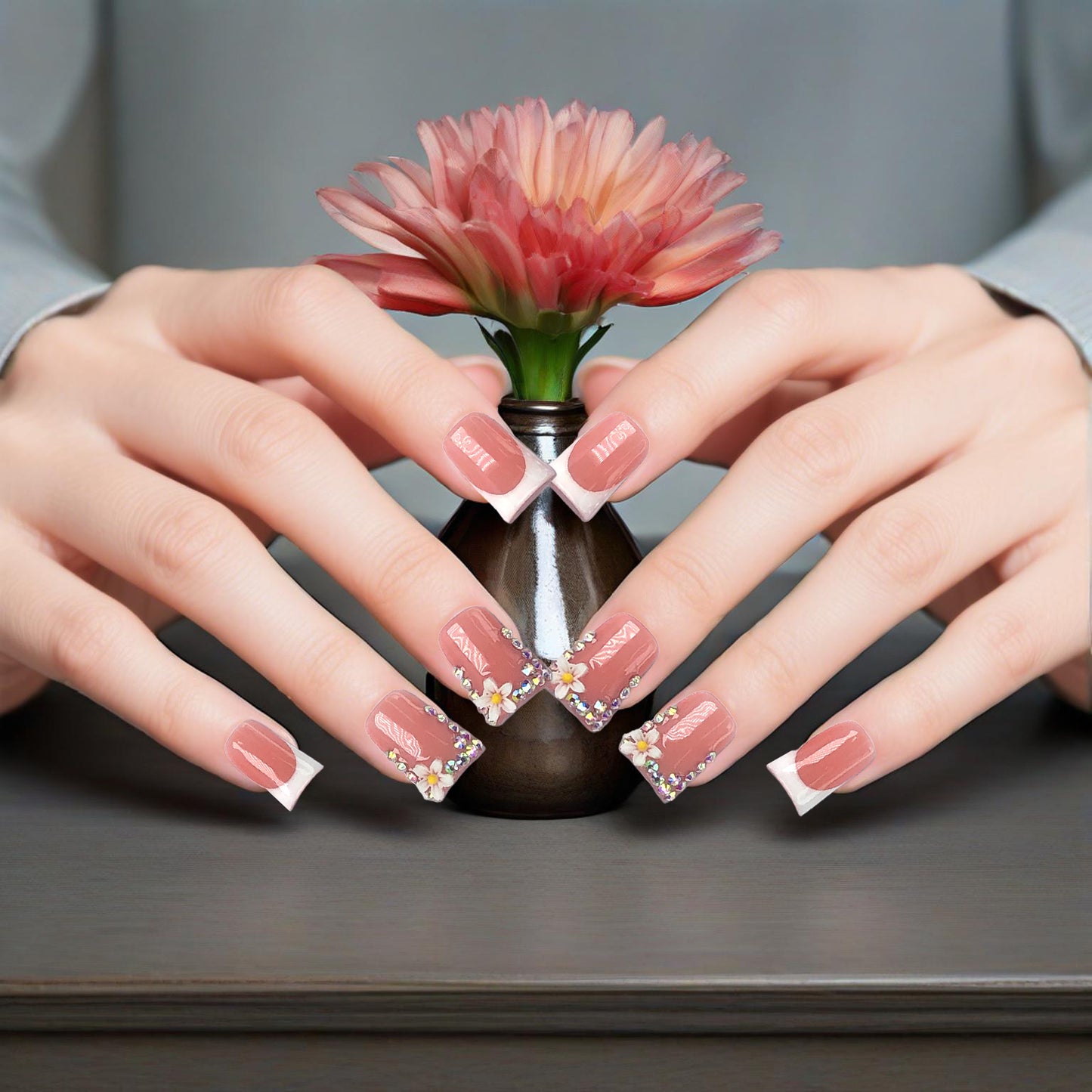 The slightly intoxicated peach-colored nail art is soft and mellow, showing a gentle temperament