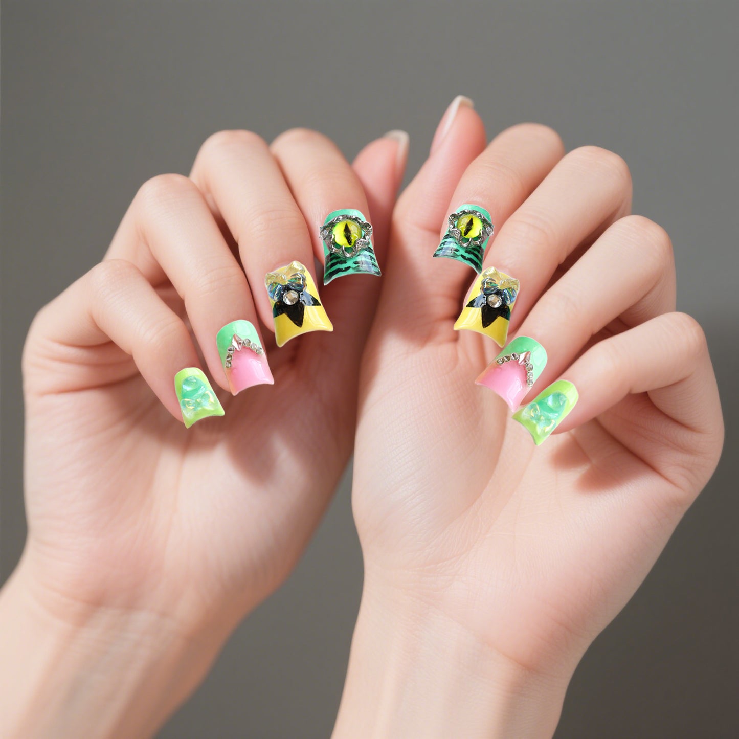 Fall in love at first sight! A watermelon-flavored manicure with a full personality
