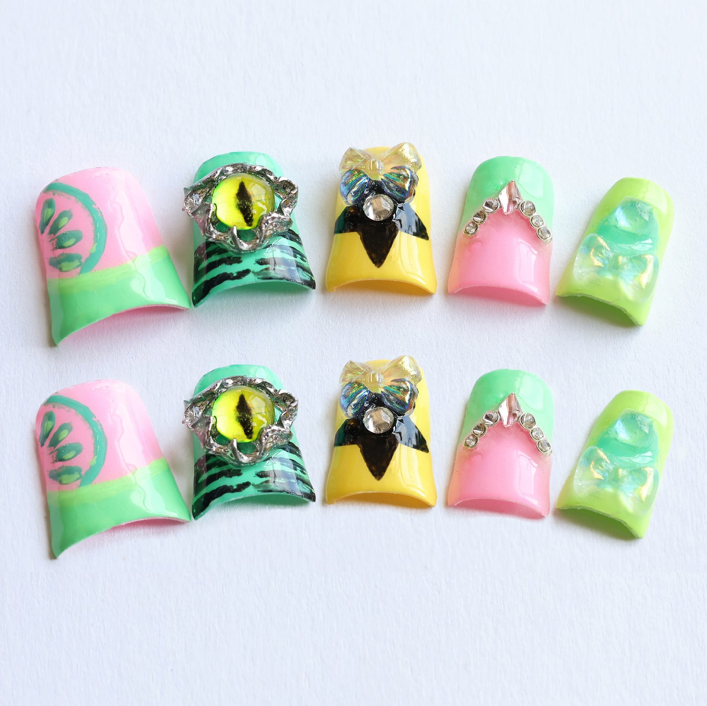 Fall in love at first sight! A watermelon-flavored manicure with a full personality