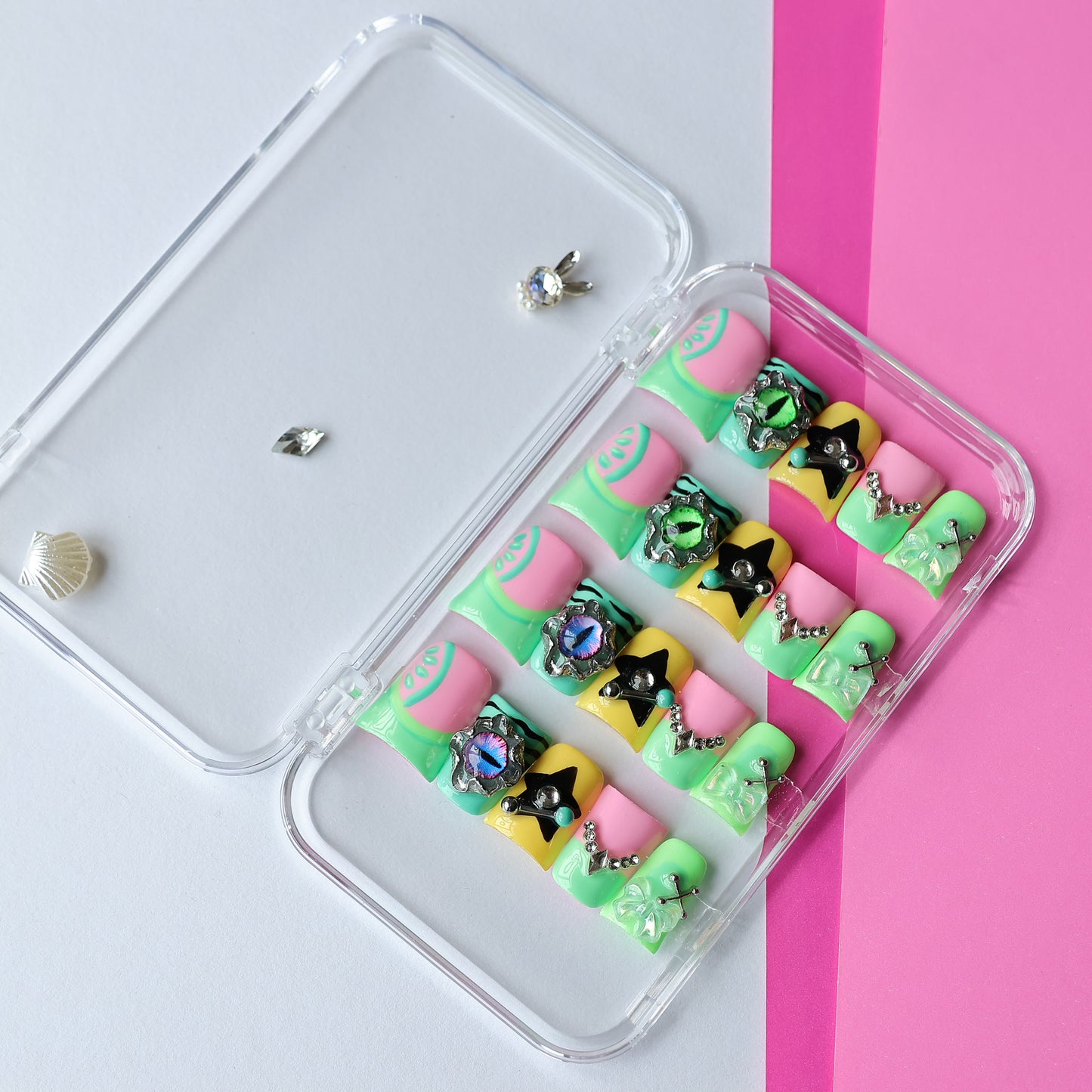 Fall in love at first sight! A watermelon-flavored manicure with a full personality