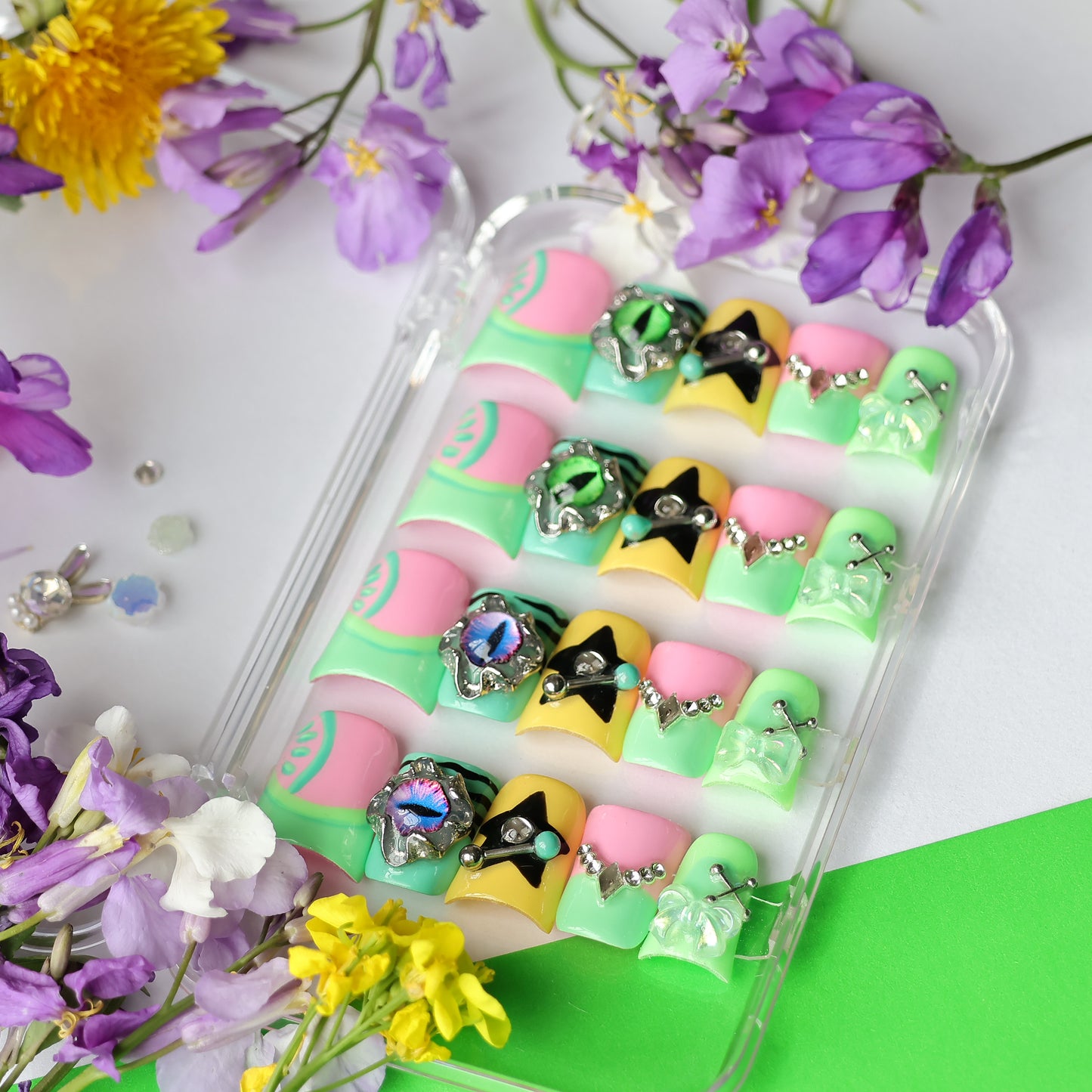 Fall in love at first sight! A watermelon-flavored manicure with a full personality