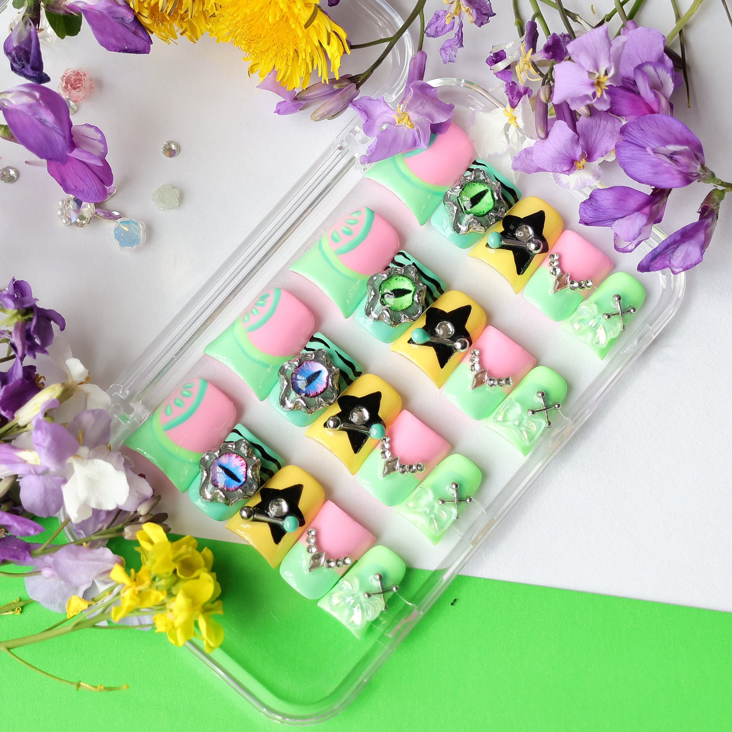 Fall in love at first sight! A watermelon-flavored manicure with a full personality