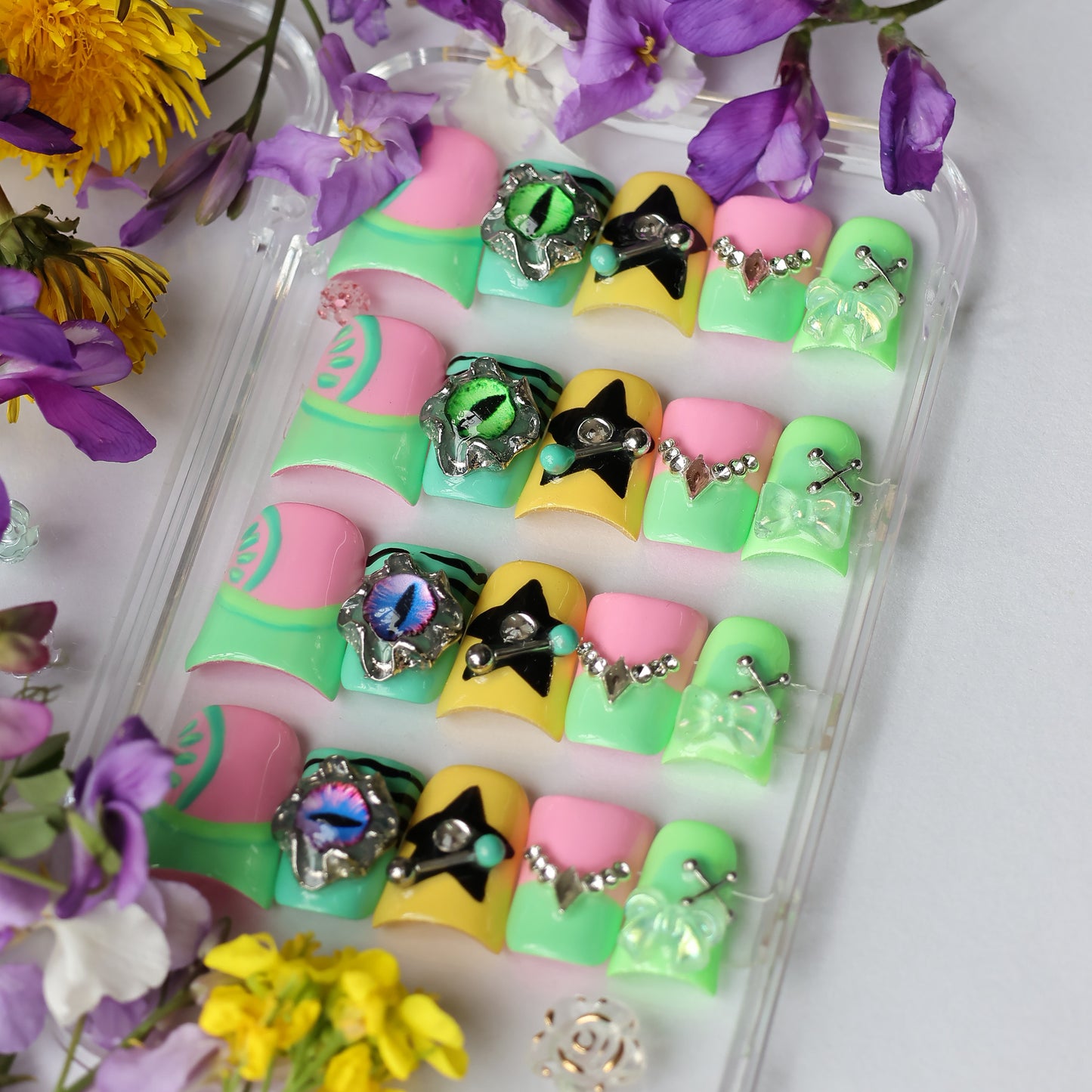 Fall in love at first sight! A watermelon-flavored manicure with a full personality