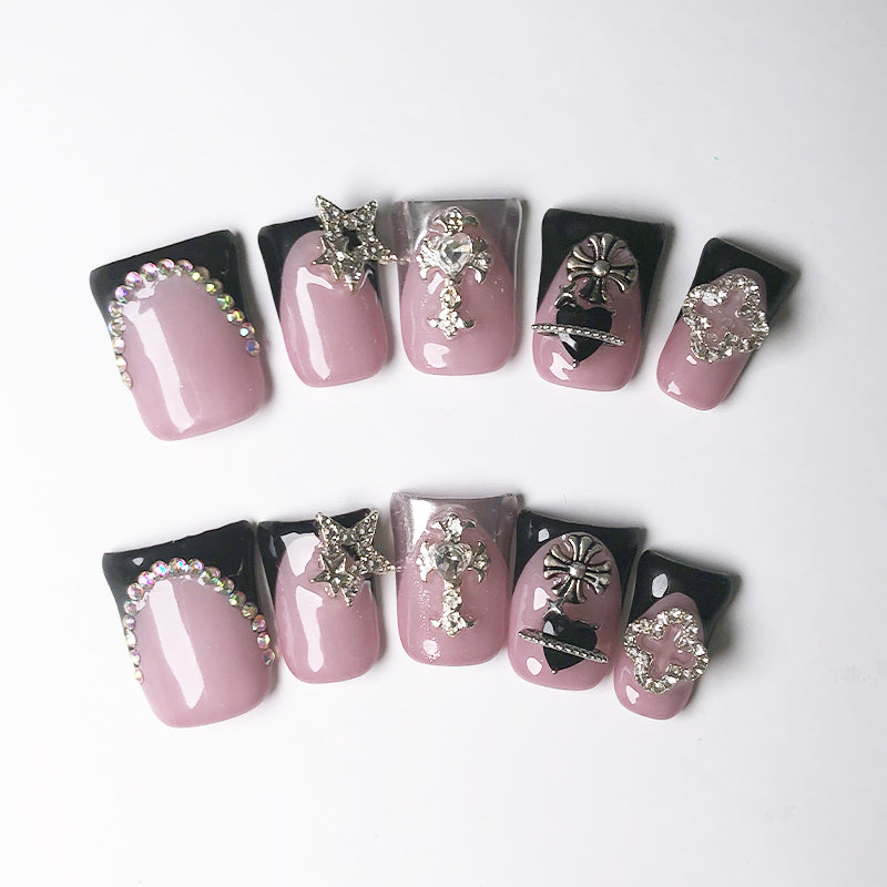 Eye-catching must-have! Purple and black contrast nail art, paired with exquisite silver accessories