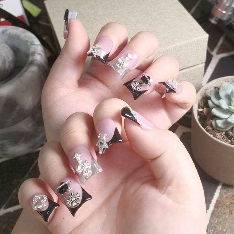 Eye-catching must-have! Purple and black contrast nail art, paired with exquisite silver accessories