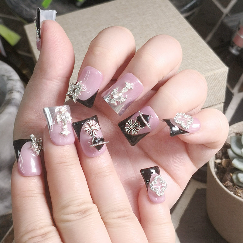 Eye-catching must-have! Purple and black contrast nail art, paired with exquisite silver accessories