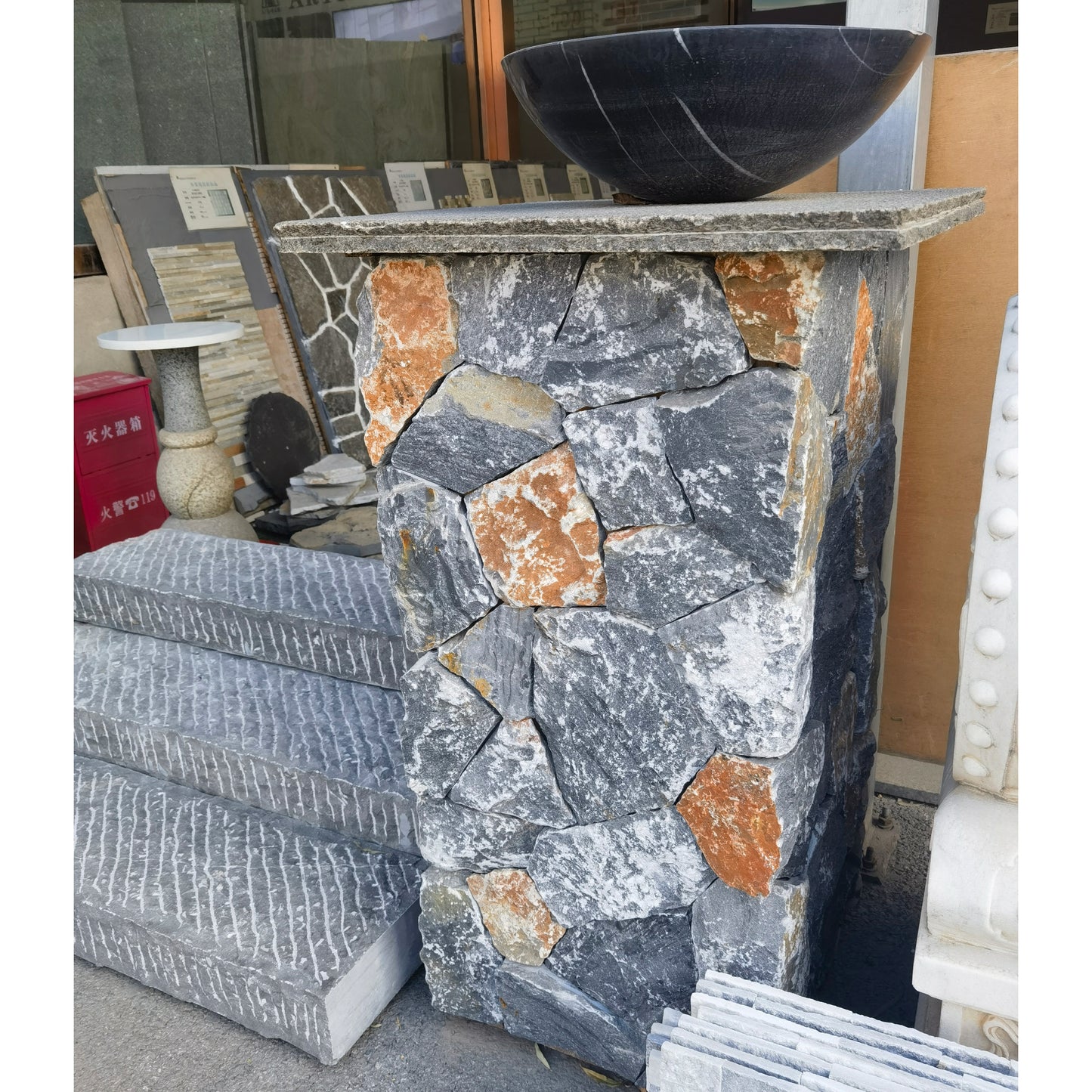 Loose stone cement pillars, gate stone pillars, outer wall stone pillars