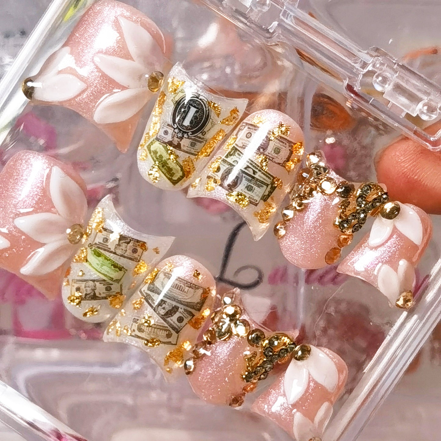 Angel Crush,Pink gold fortune nail art: a dreamlike date between money and jewelry