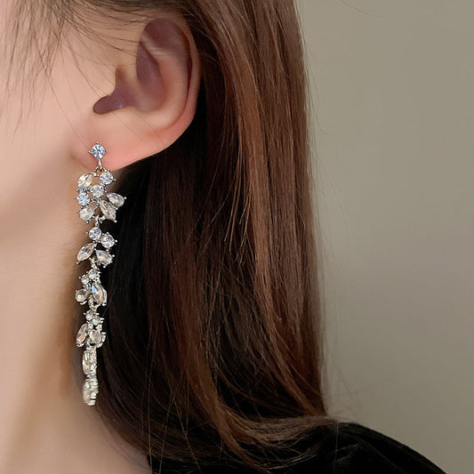 The natural poetry of the ear is the leaf-shaped earrings