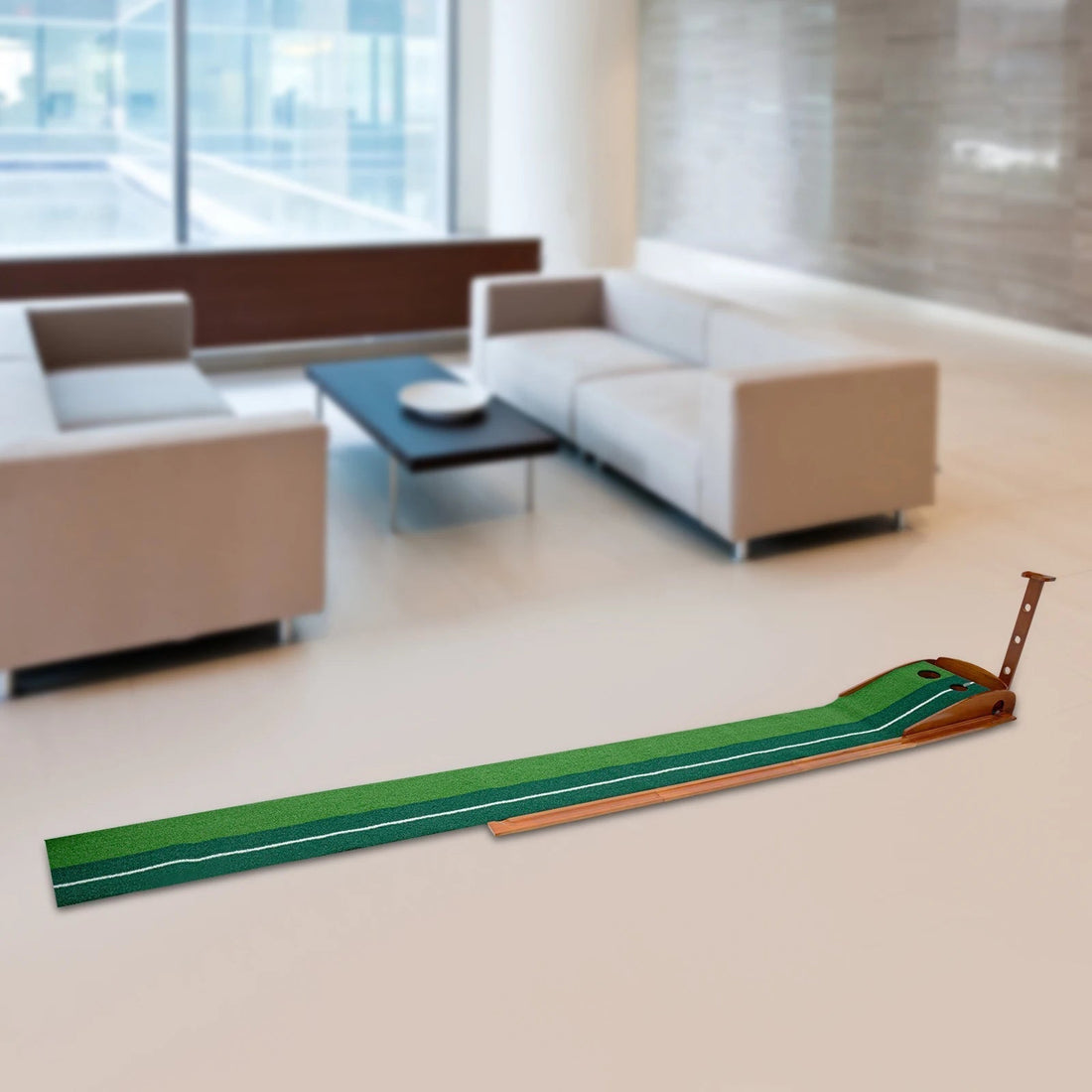 Improve your putting skills at home: This golf putting mat helps you improve your game more easily.