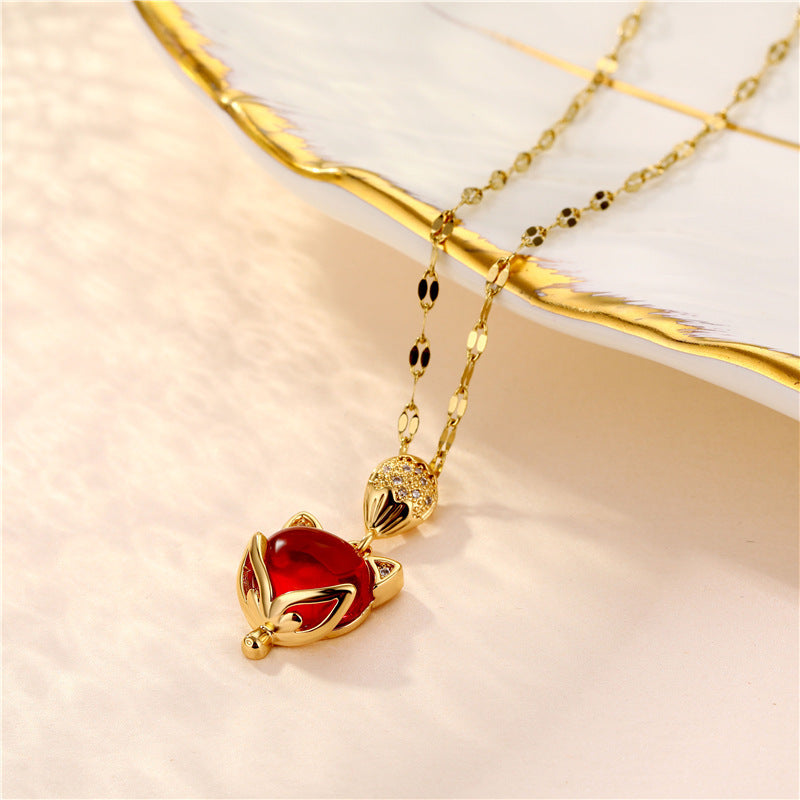 The ruby fox necklace around the neck is mysterious and charming