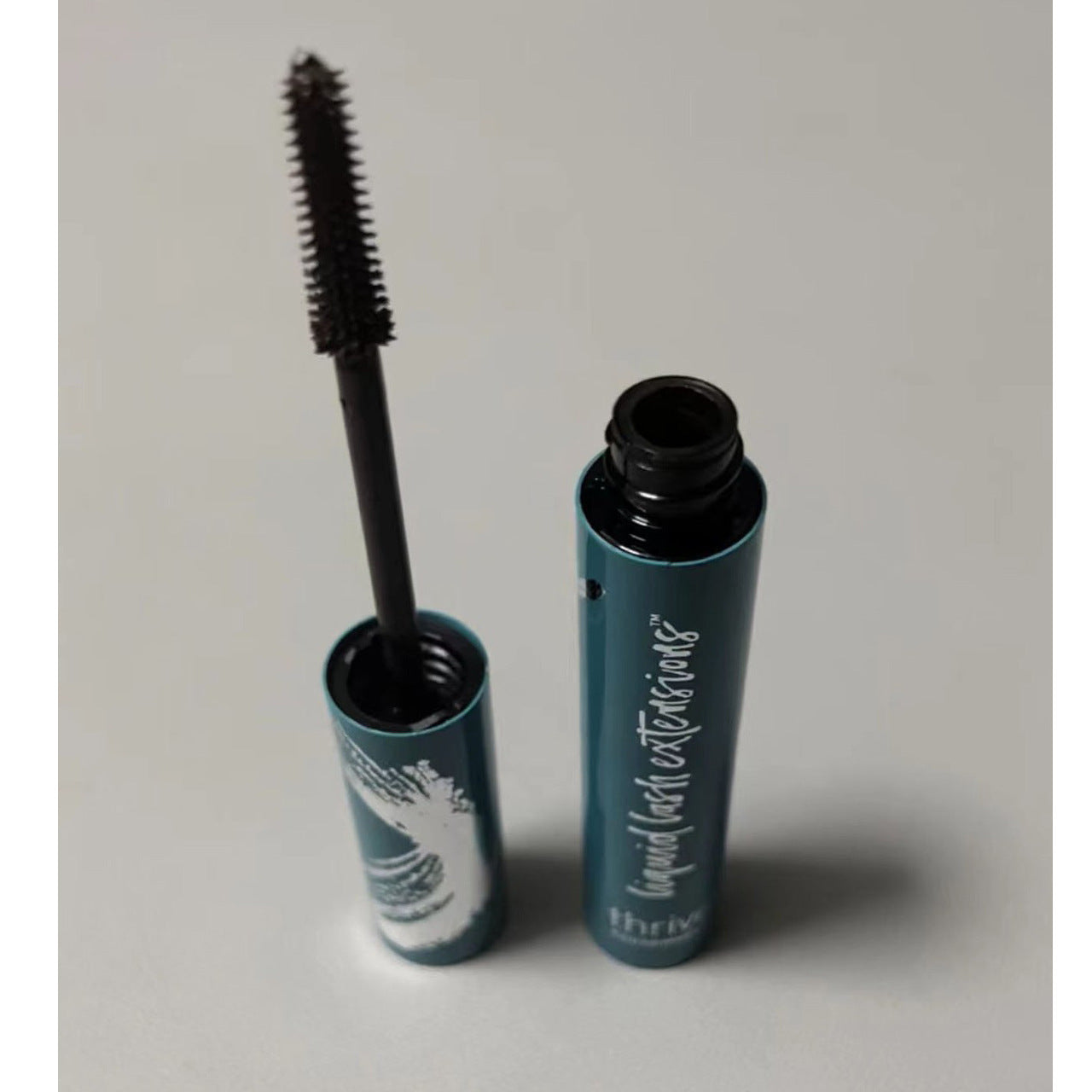 Black mascara. It increases the thickness of eyelashes and helps eyelashes maintain a curly shape. It is more long - lasting and suitable for use in various environments. It is smudge - proof after application, applies smoothly, and does not clump.