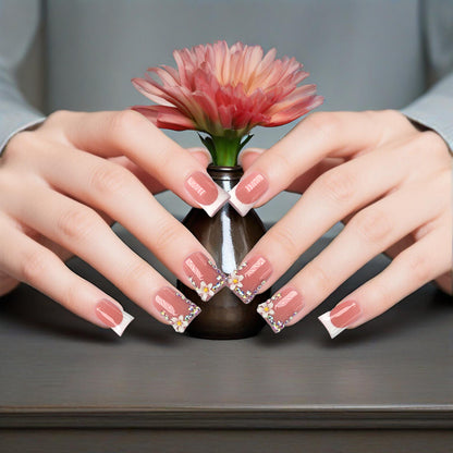 The slightly intoxicated peach-colored nail art is soft and mellow, showing a gentle temperament