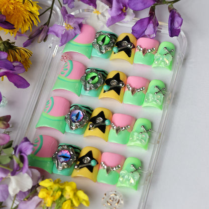 Fall in love at first sight! A watermelon-flavored manicure with a full personality