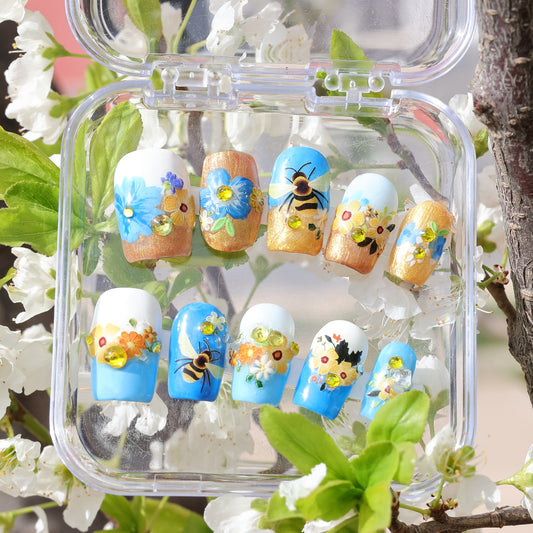 The ambiance is fully enhanced! The nail art products with yellow flowers on a blue base can create a vintage pastoral style.