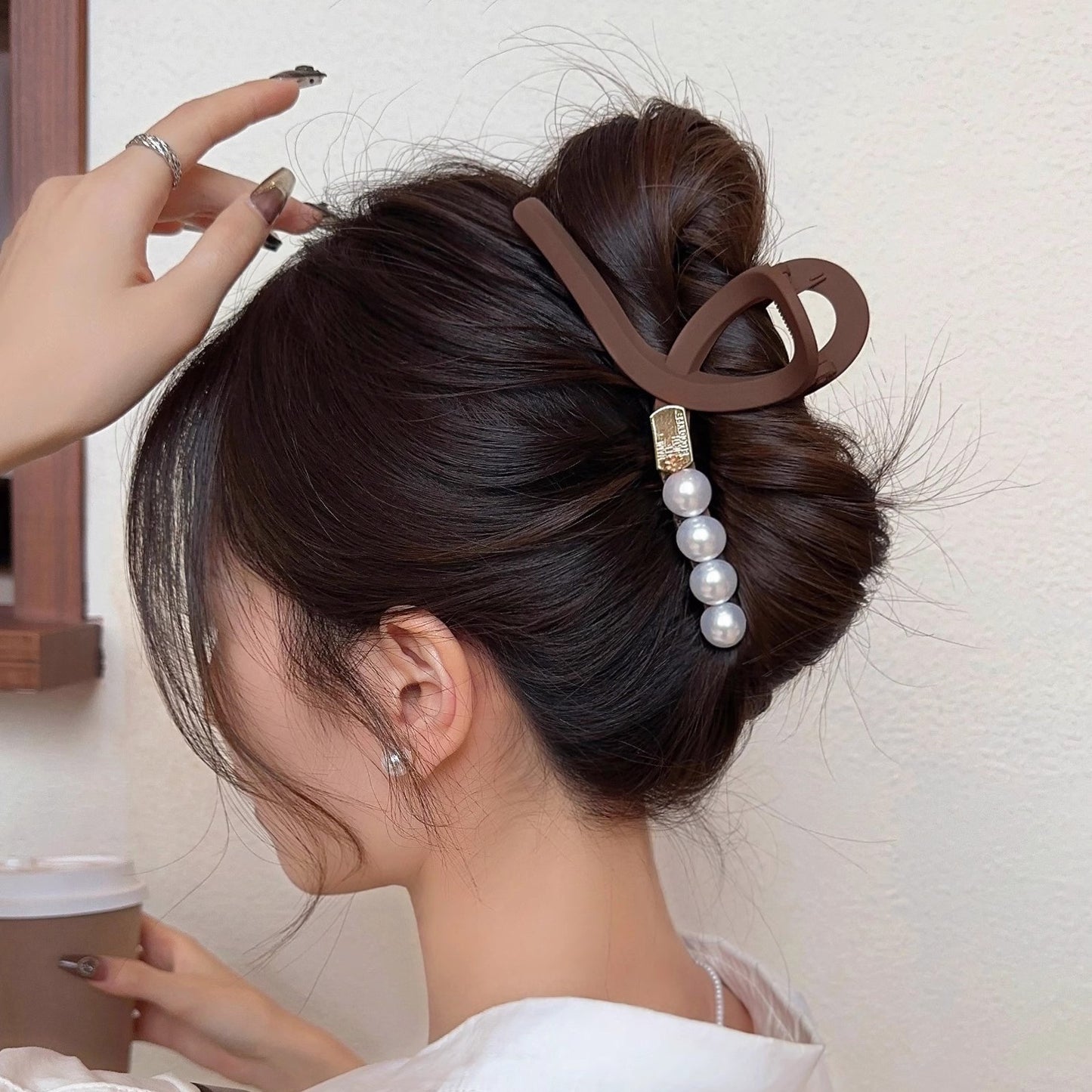 A large - sized, fashionable, frosted and exquisite hairpin, an elegant pearl hairpin, a women's headdress, and a gift of accessories and decorations for ladies