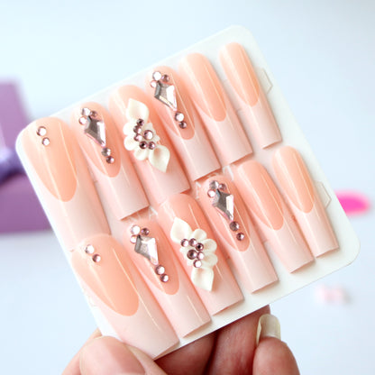 24 nail tips Pink and nude gradient nail art, golden butterflies and white flowers embellish delicate fingertips