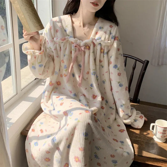 Must-have flannel women's pajamas for autumn and winter, sweet, fresh, warm and skin-friendly coral velvet nightgown, home clothes